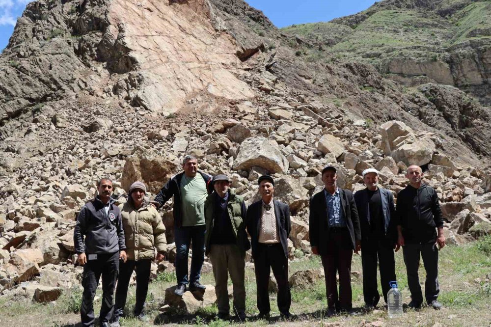 Oltu’da sağanak yağış heyelana yol açtı