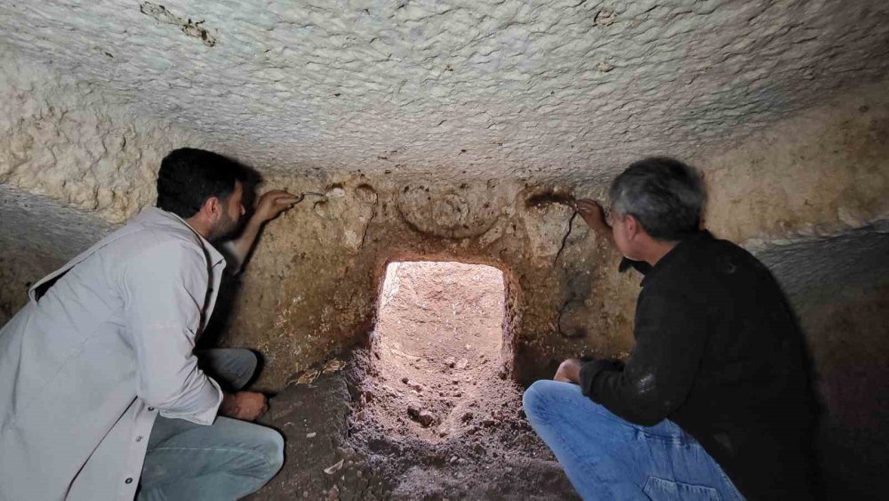 Tharsa Antik Kentte iki boğa başı bulunan mezar bulundu