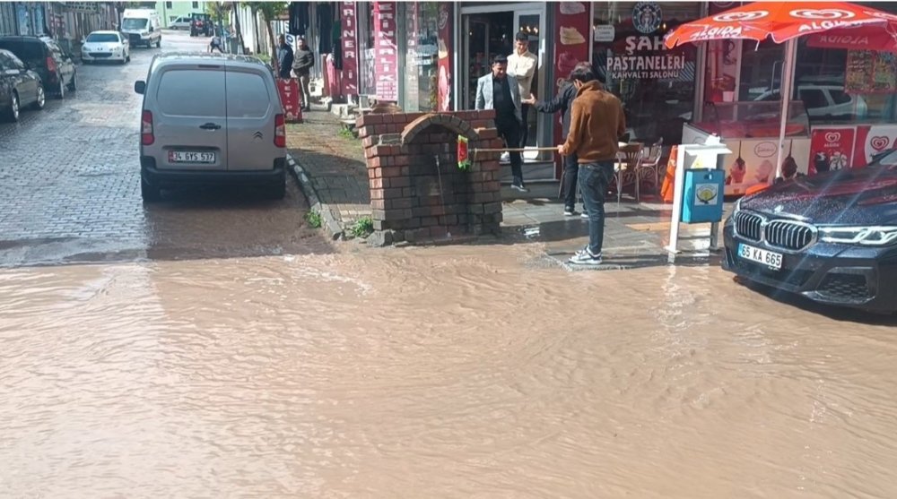 Özalp’te sağanak ve dolu yağışı etkili oldu