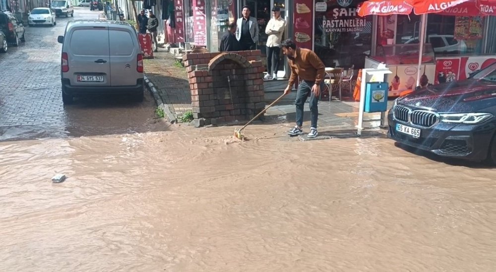 Özalp’te sağanak ve dolu yağışı etkili oldu