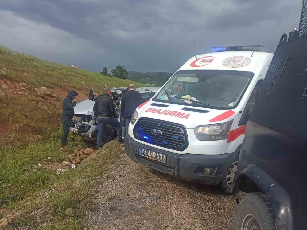 Şırnak'ta hafriyat kamyonu ile polis aracı çarpıştı: 1 yaralı