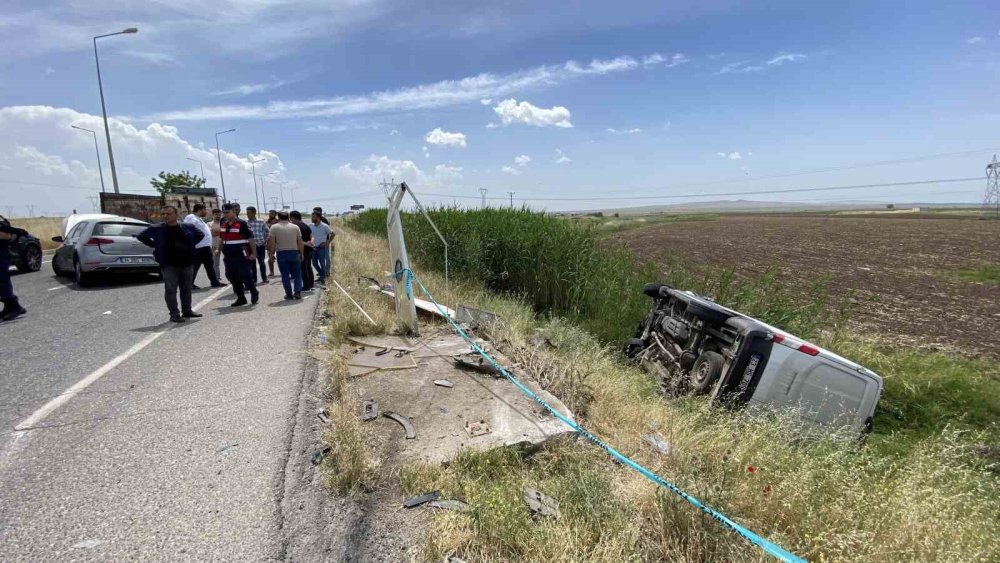 Diyarbakır’da minibüs ile otomobil çarpıştı: 4 kişi yaralandı