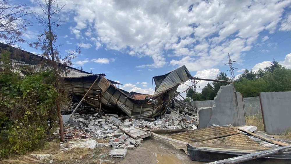 Diyarbakır’da yıldırım inşaat malzeme deposuna düştü