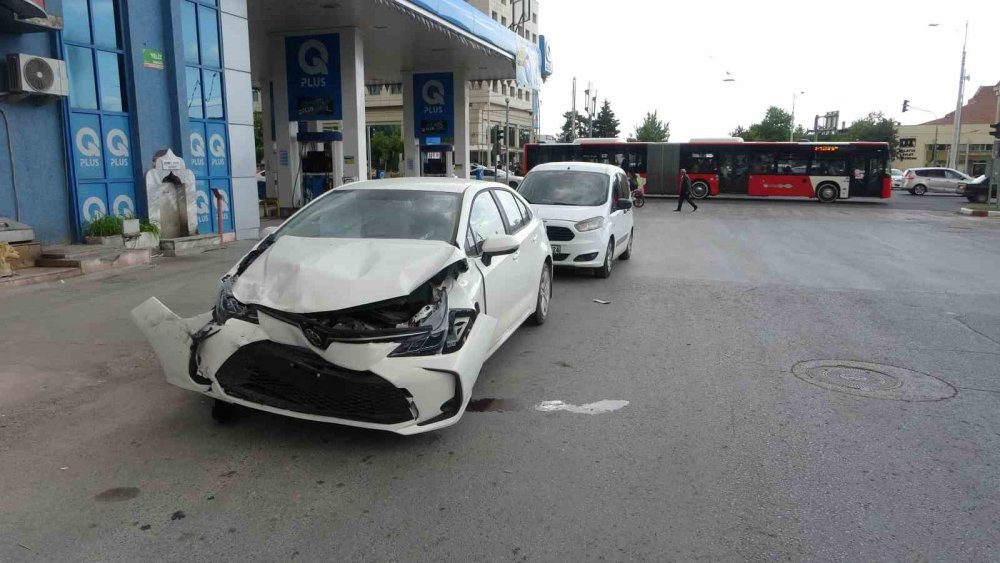 Ekip otosunun karıştığı trafik kazasında 2’si polis 3 kişi yaralandı