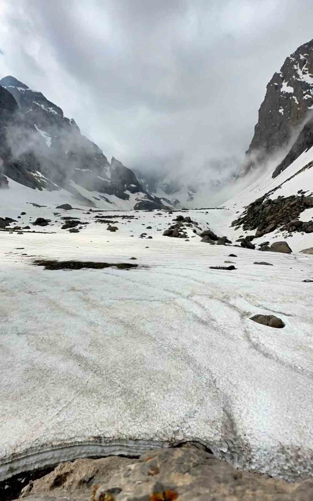 Karlı dağlarıyla Cennet ve Cehennem vadisi