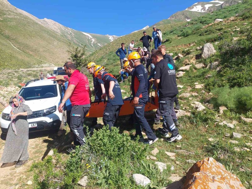 Kayalıklardan düşen 2 kişi mahsur kaldı