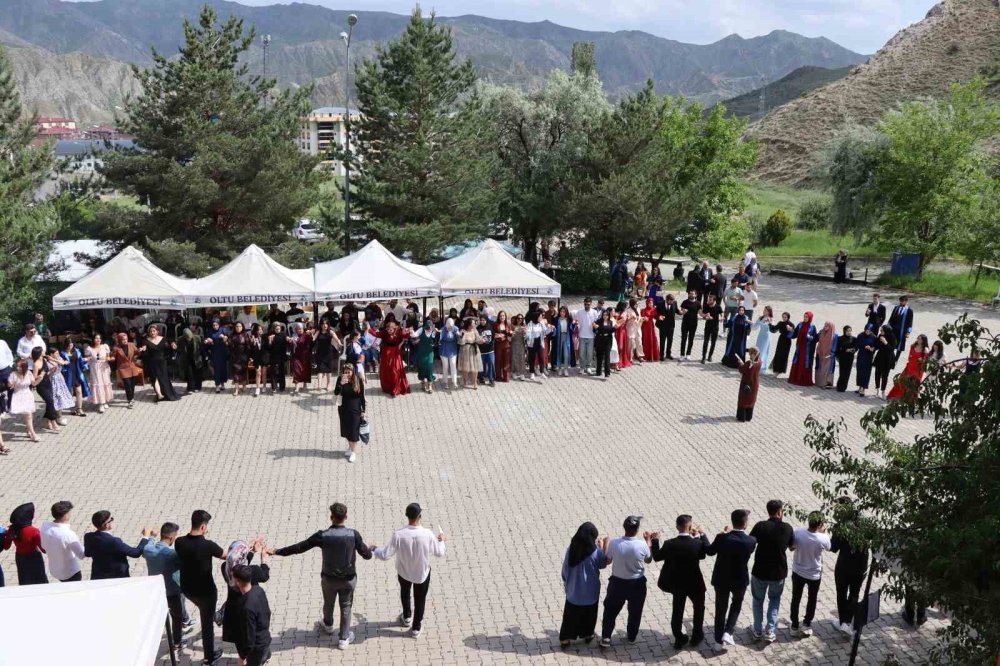 Oltu Meslek Yüksek Okulu’nda mezuniyet heyecanı