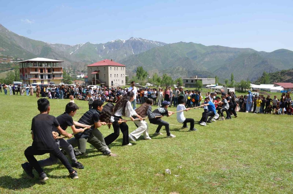 Şırnak'ta yüzlerce öğrenci uçurtma uçurdu