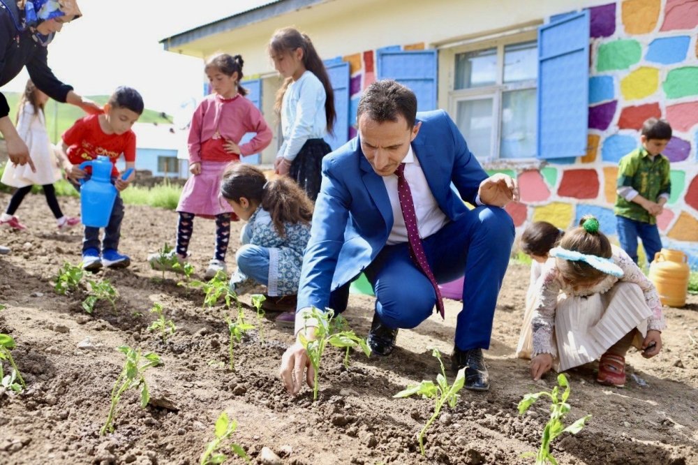 Atıl alanı organik tarım alanına çeviren öğretmen, ürünlerin geliriyle öğrencilerin eğitim ihtiyaçlarını karşılıyor