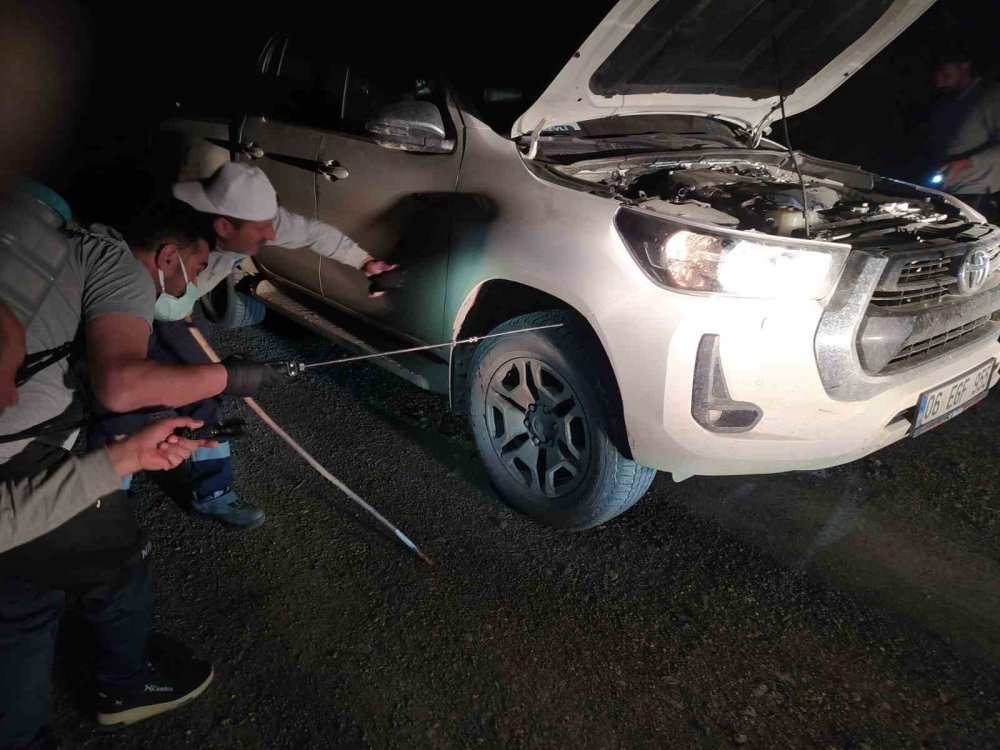 Hakkari’de kamyonetin motoruna giren yılan zorlukla çıkartıldı