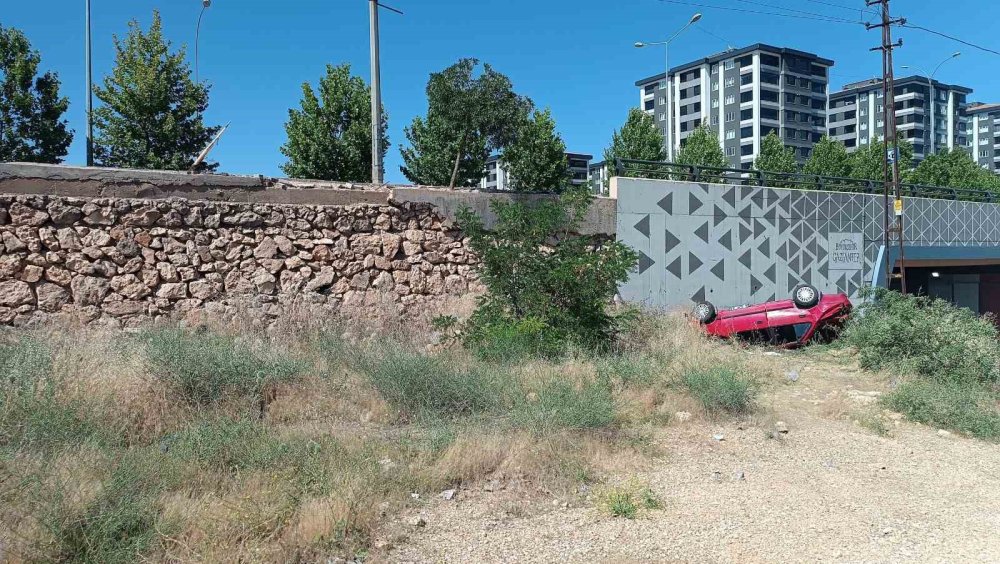 Kontrolden çıkan otomobil şarampole uçtu: 1’i ağır 3 kişi yaralandı