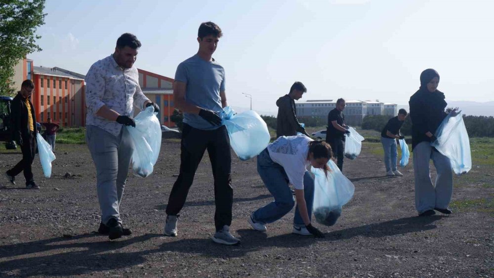 Öğrenciler kampüste 10 römork çöp topladı