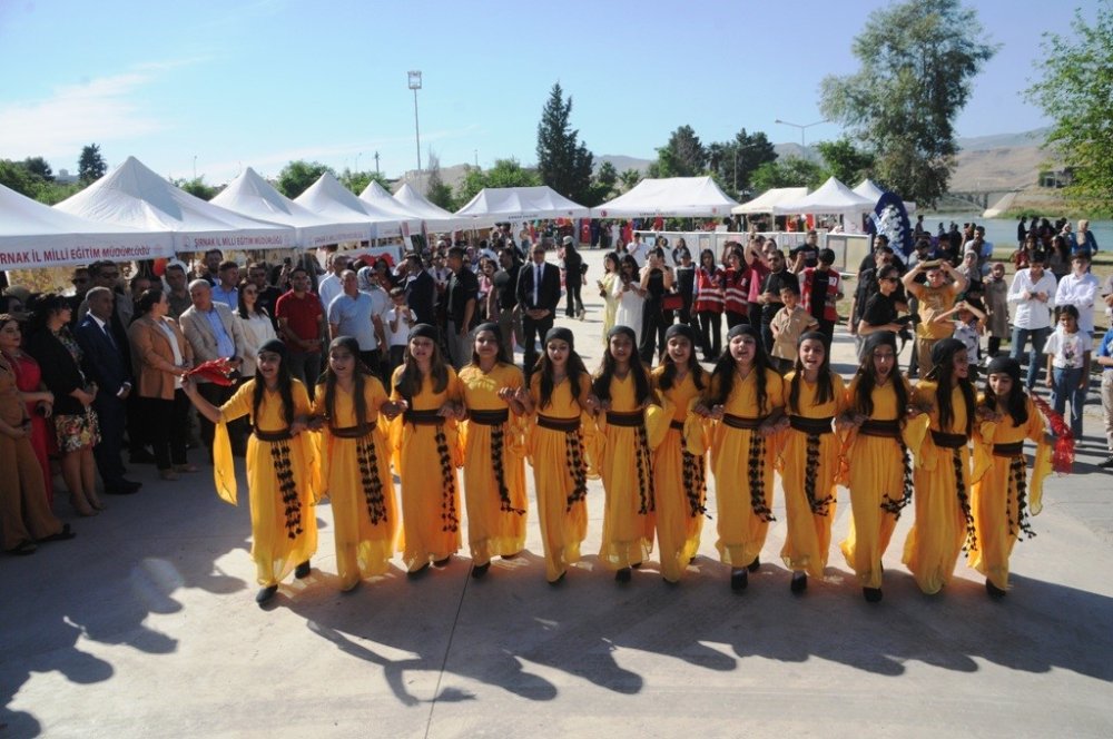 Cizreli kadınlar el ürünlerini Dicle Nehri kenarında sergiledi