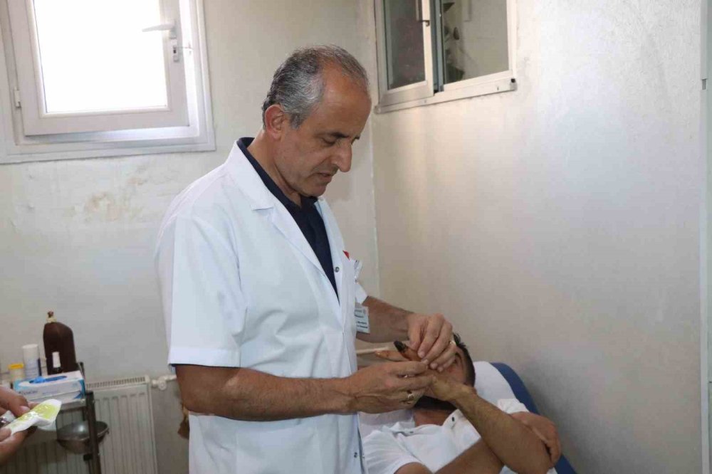 Depremzede Op. Dr. Nihat Gezgin Siirtlilere umut ışığı oldu