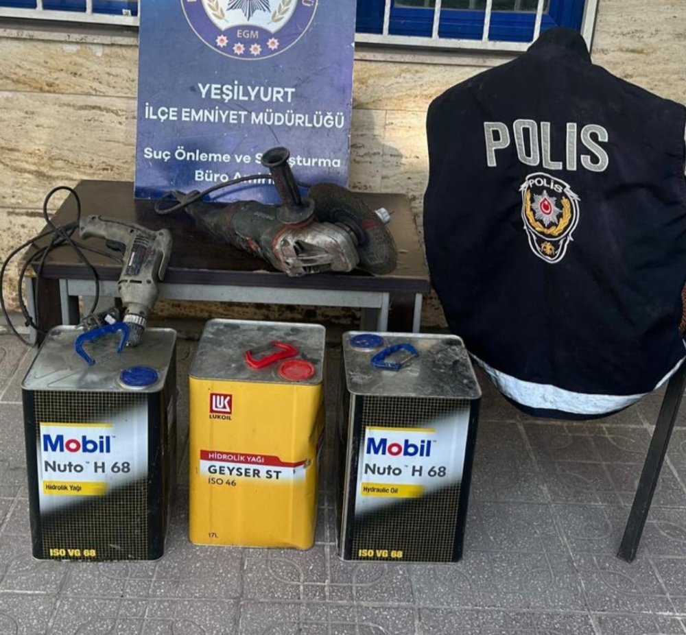 Hurda satışı yapılan iş yerinde 1,5 milyonluk vurgun yaptılar