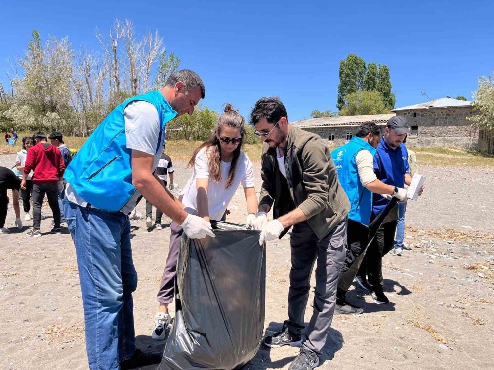 Muradiyeli gençler Van Gölü kıyısında çöp toplayarak çevre temizliğine katkıda bulundu