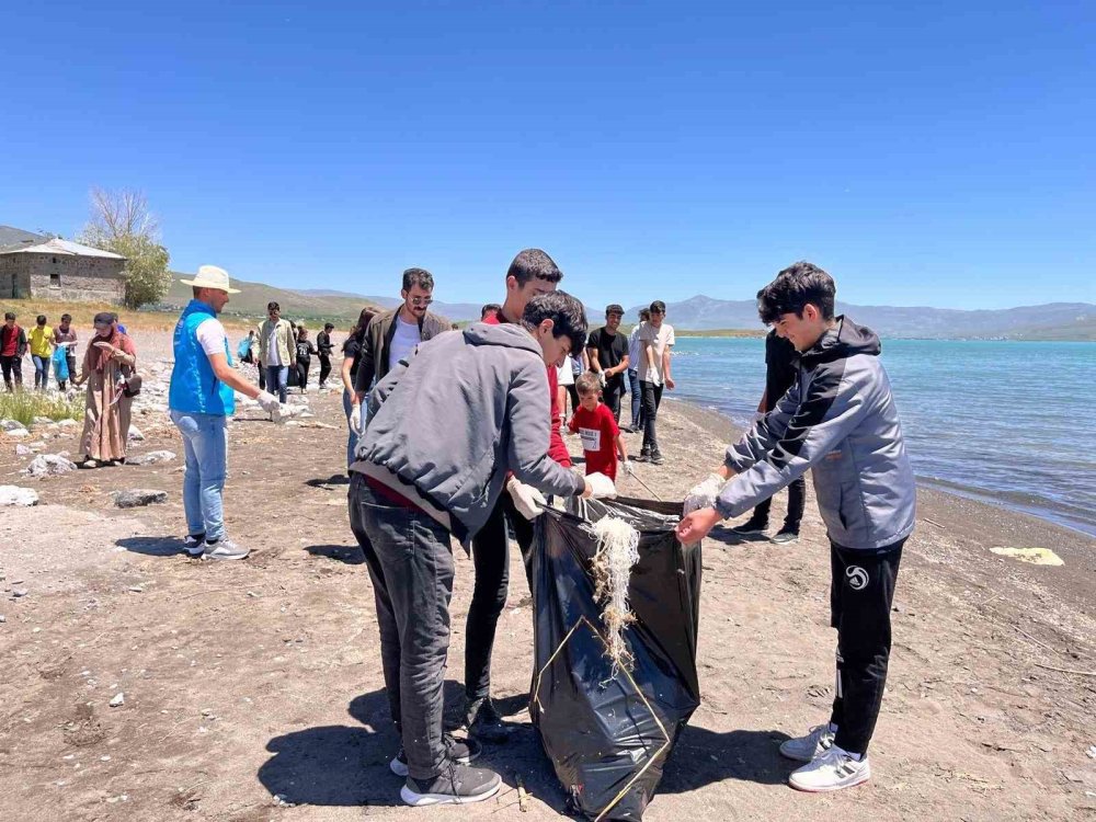 Muradiyeli gençler Van Gölü kıyısında çöp toplayarak çevre temizliğine katkıda bulundu