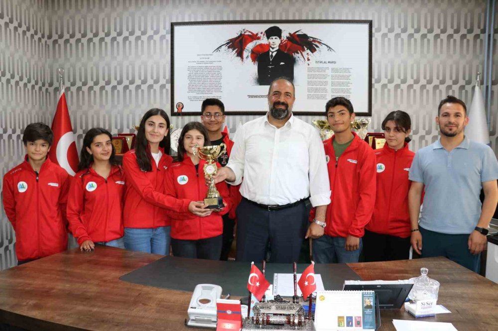 Van Atatürk Anadolu Lisesi Triatlon Türkiye Şampiyonu oldu