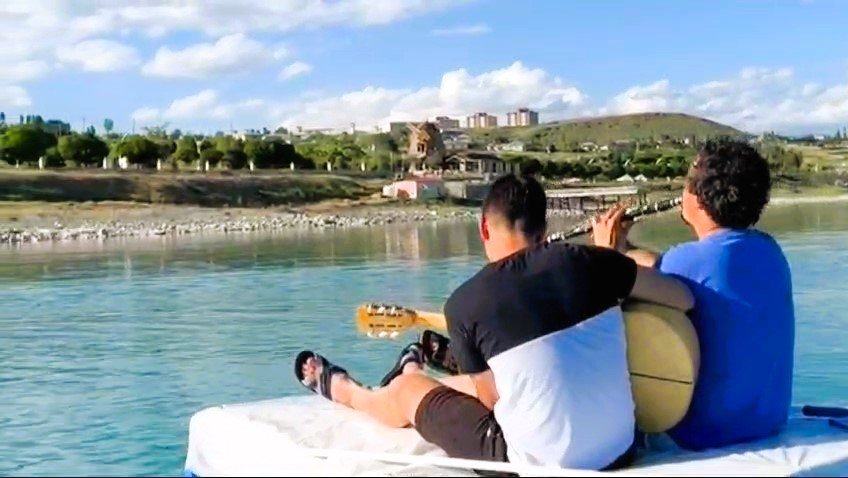 Van'da gençler atık malzemelerden yaptıkları salla Van Gölü’nün ortasında konser verdiler
