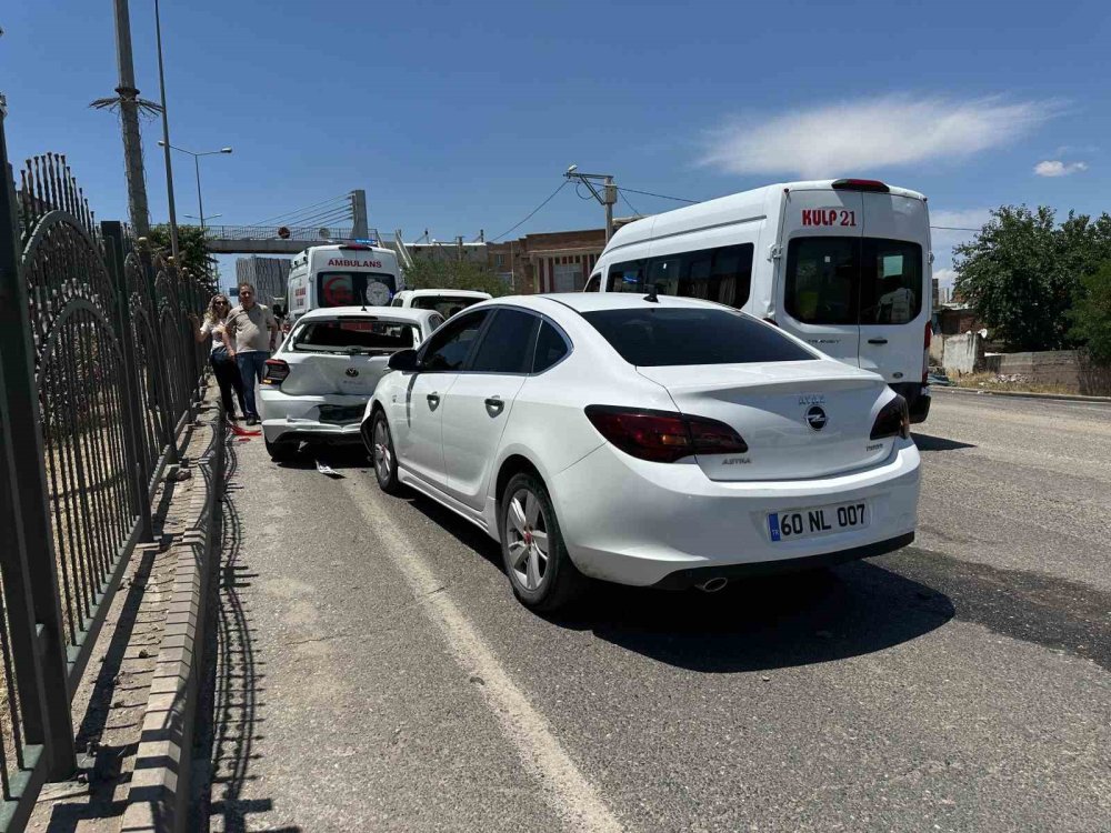 Diyarbakır’ın Yenişehir ilçesinde 3 aracın karıştığı zincirleme kazada 4 kişi yaralandı