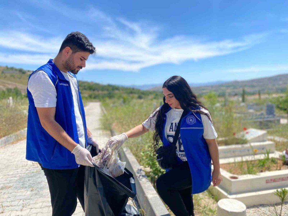 Elazığ’da gönüllü gençlerden kimsesizler mezarlığında temizlik yaptı