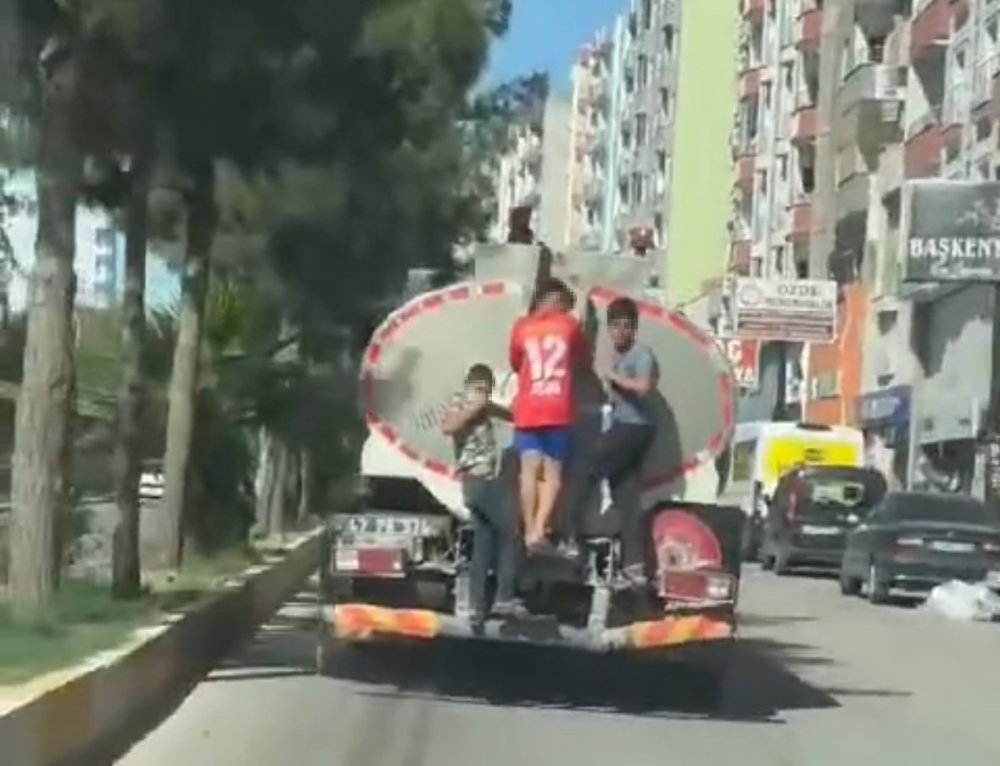 Mardin'in Kızıltepe ilçesinde çocukların tehlikeli yolculuğu