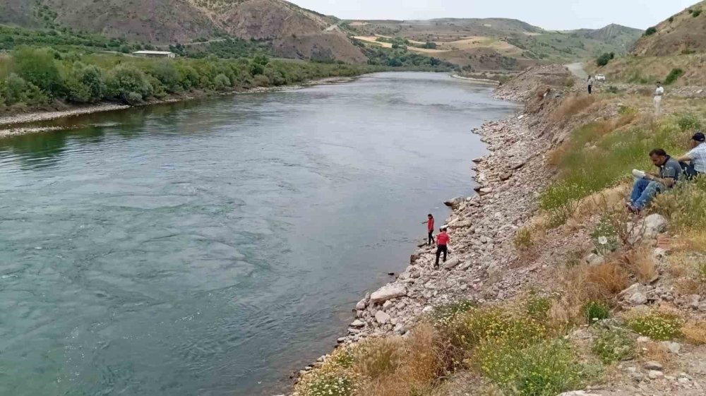 14 yaşındaki genç Murat Nehri’nde kayboldu