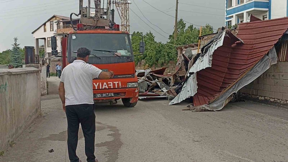 Erciş’te fırtına bir okulun çatısını uçurdu