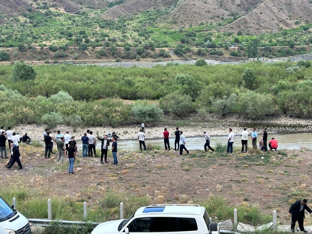 Murat Nehri'nde kaybolan çocuğu arama çalışmaları devam ediyor