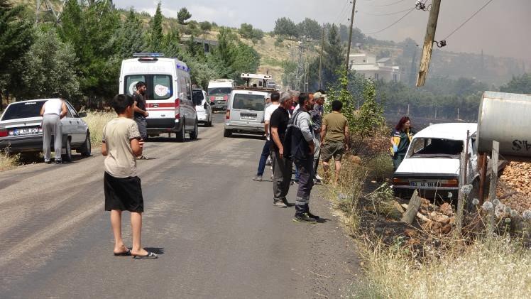 Otomobilin çarptığı elektrik direğinin devrilmesi sonucu buğday tarlaları cayır cayır yandı