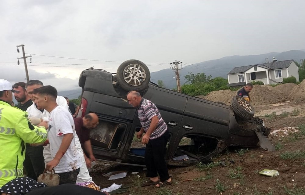 Erzincan’da otomobil takla attı: 4 yaralı