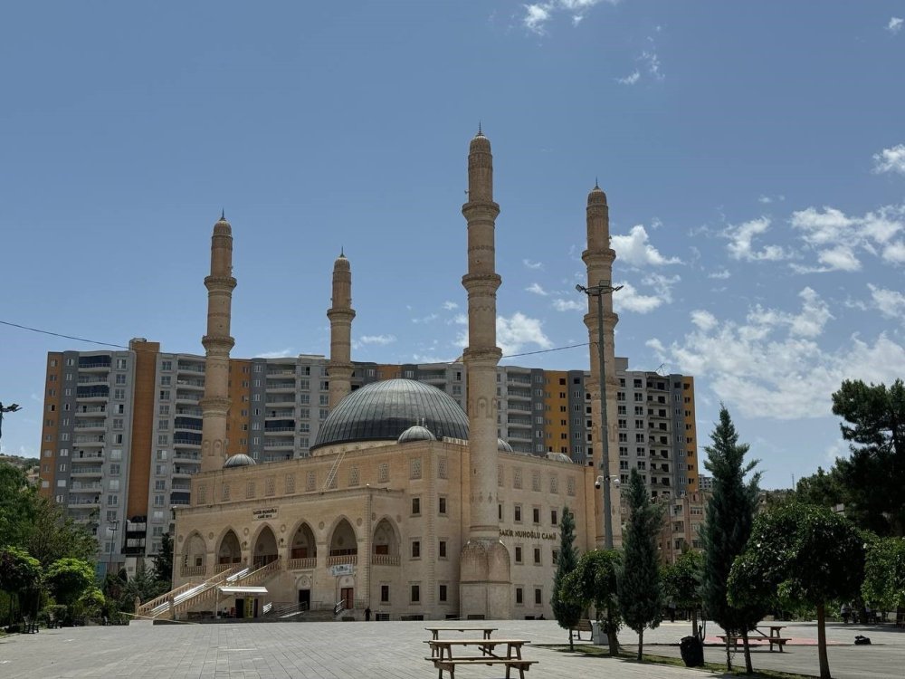 Mardin’in Artuklu ilçesinde minareye yıldırım düştü