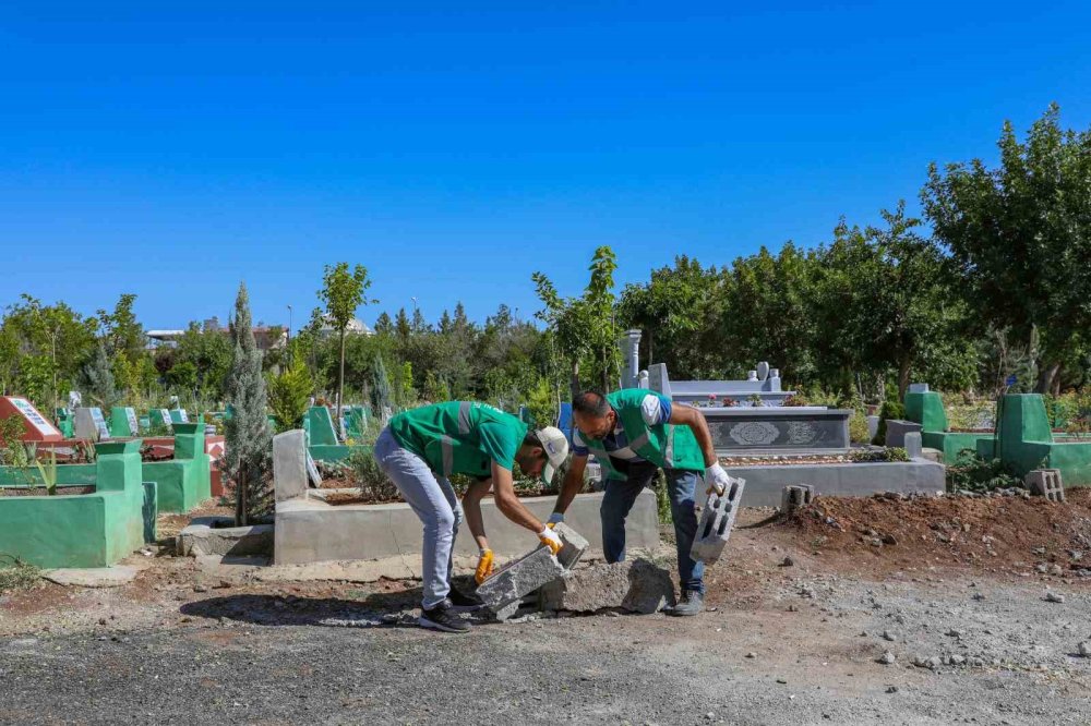 Mezarlıklarda bayram temizliği başladı