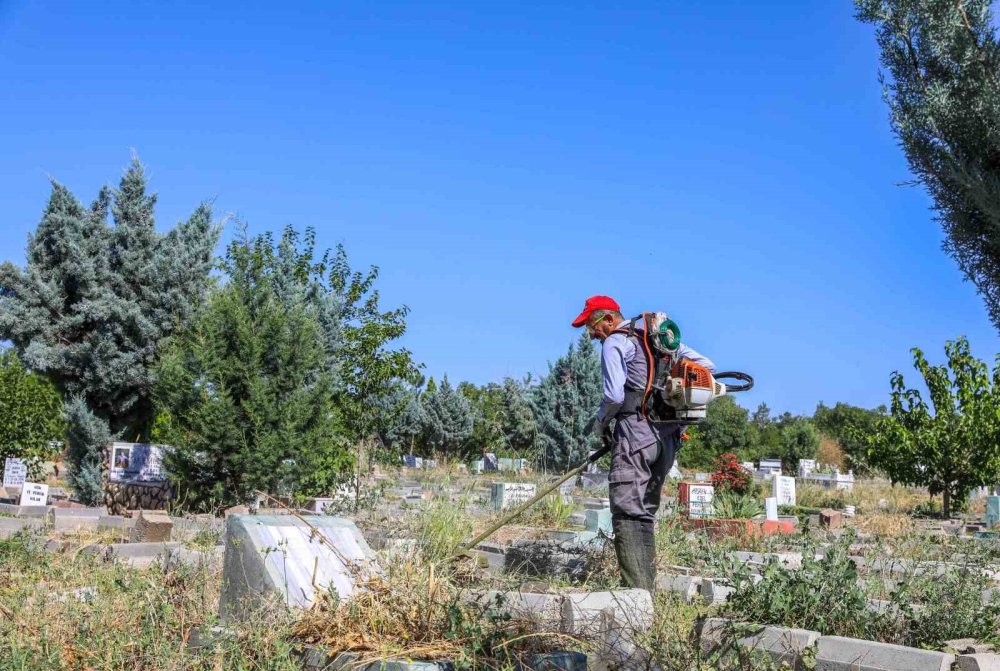 Mezarlıklarda bayram temizliği başladı