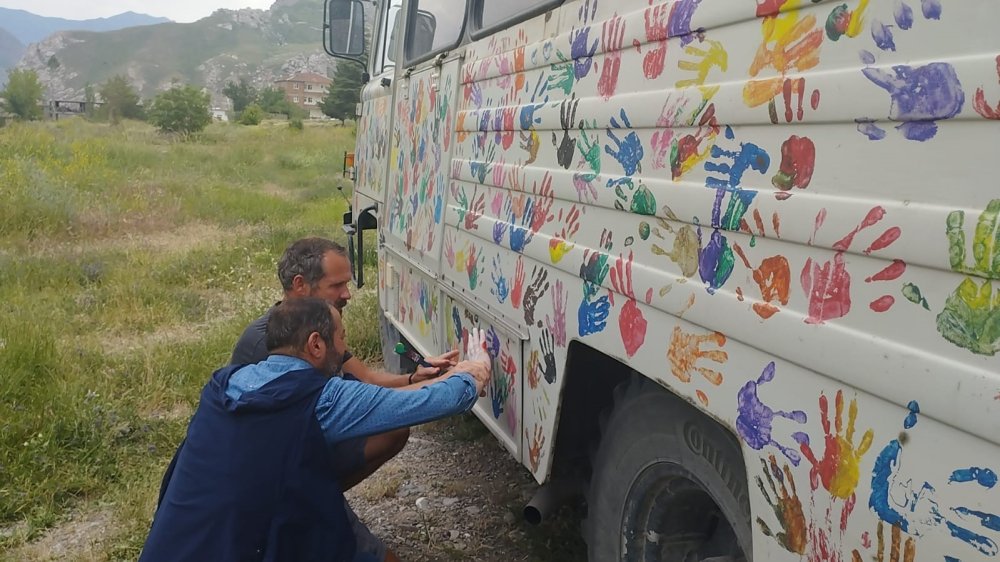 Hakkari’de Renkli İzler: Karavanla barış ve anlayış yolculuğu yapıyorlar