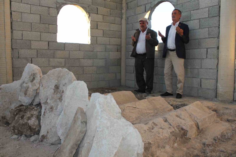 Siirt’te restore edilen türbenin içinden başka mezarlar çıktı