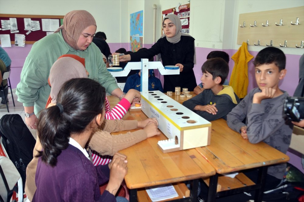 Muş'ta öğretmen adayları, öğrencilere matematiği sevdirmek için tasarladıkları materyalleri tanıttı