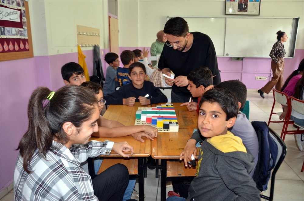 Muş'ta öğretmen adayları, öğrencilere matematiği sevdirmek için tasarladıkları materyalleri tanıttı