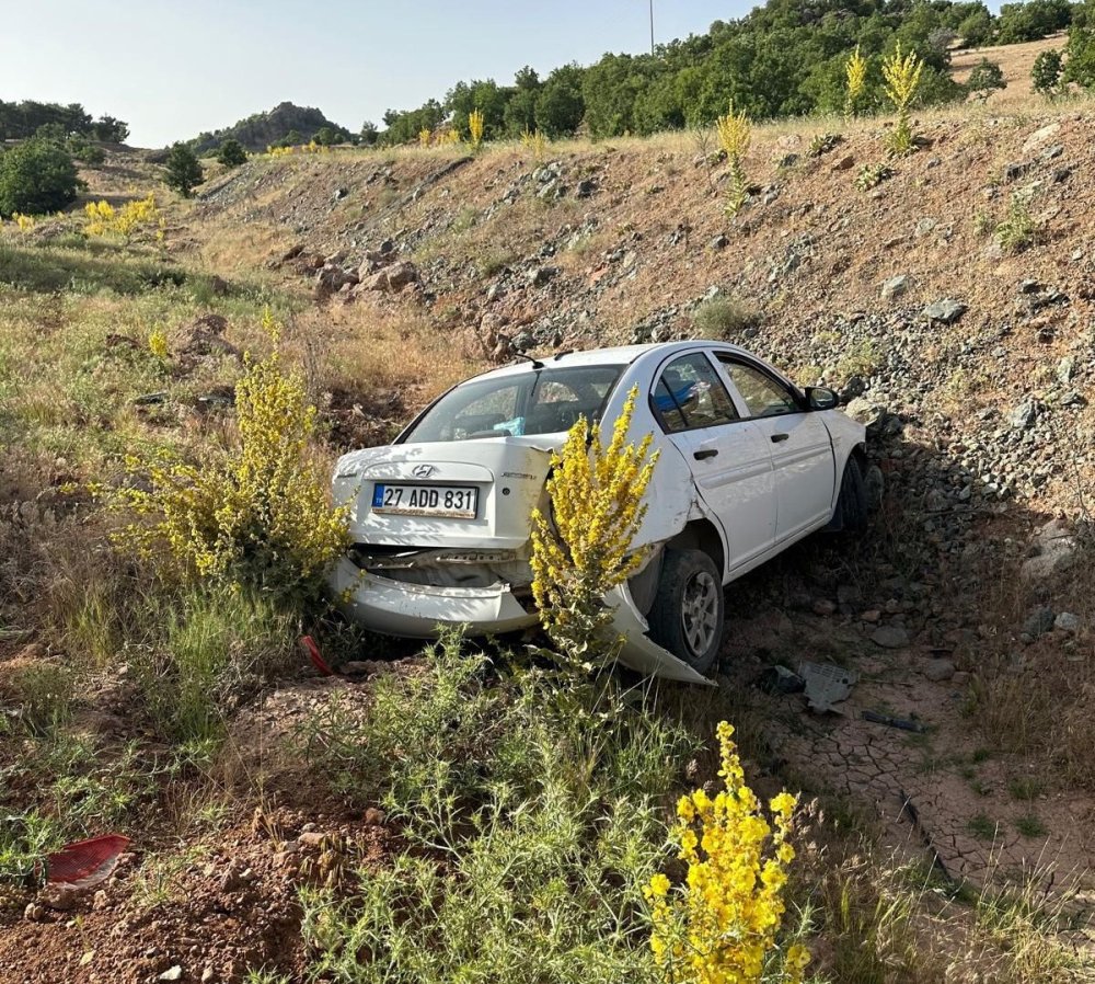 Otomobil şarampole yuvarlandı: 2 kişi yaralındı