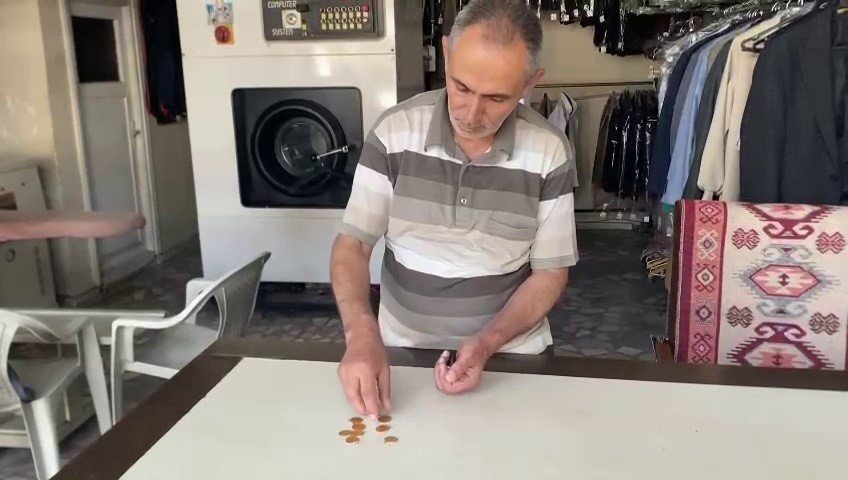 Müşterisinin ceketinde unuttuğu altınları sahibine teslim etti