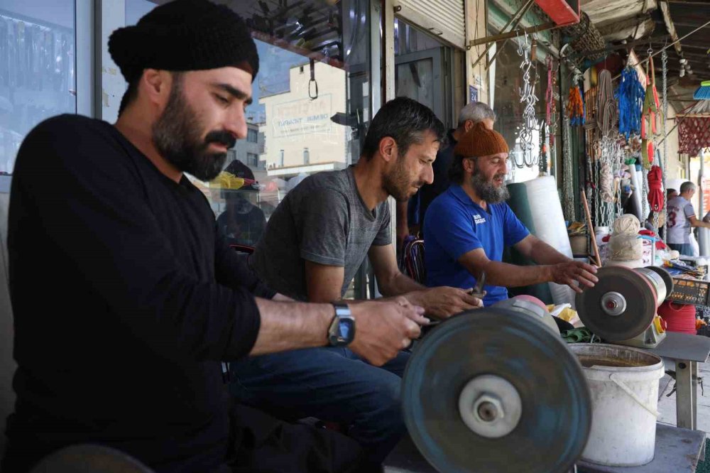 Bıçak bileyicilerin Kurban Bayramı mesaisi sürüyor