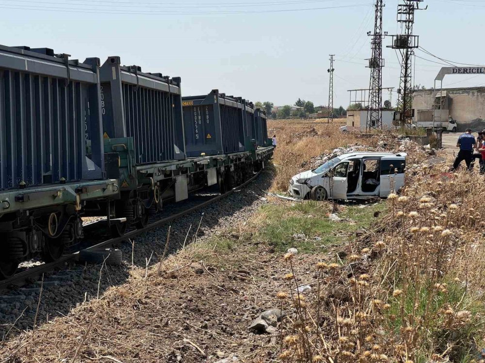 Diyarbakır’da hemzemin geçitten geçen hafif ticari araca yük treni çarptı: 2 kişi yaralı