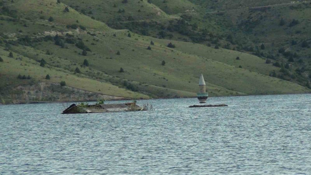 Kars’ta köy sular altında, sadece minare dışarıda kaldı