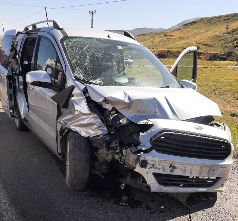 Muradiye’de trafik kazası: 11 kişi yaralandı