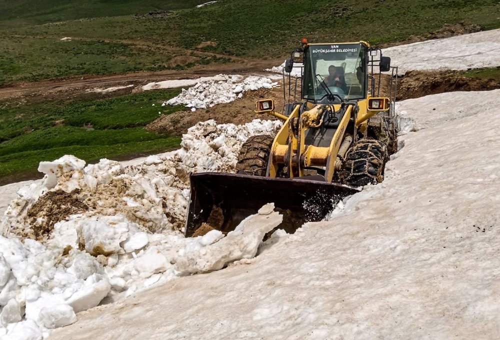 Van’da haziran ayında karla mücadele çalışması sürüyor