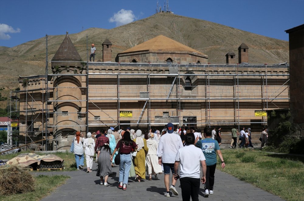 Turistik Tatvan Treni ile Bitlis'e gelenler için gezi programı yapıldı