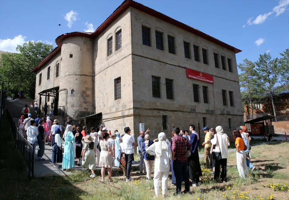 Turistik Tatvan Treni ile Bitlis'e gelenler için gezi programı yapıldı