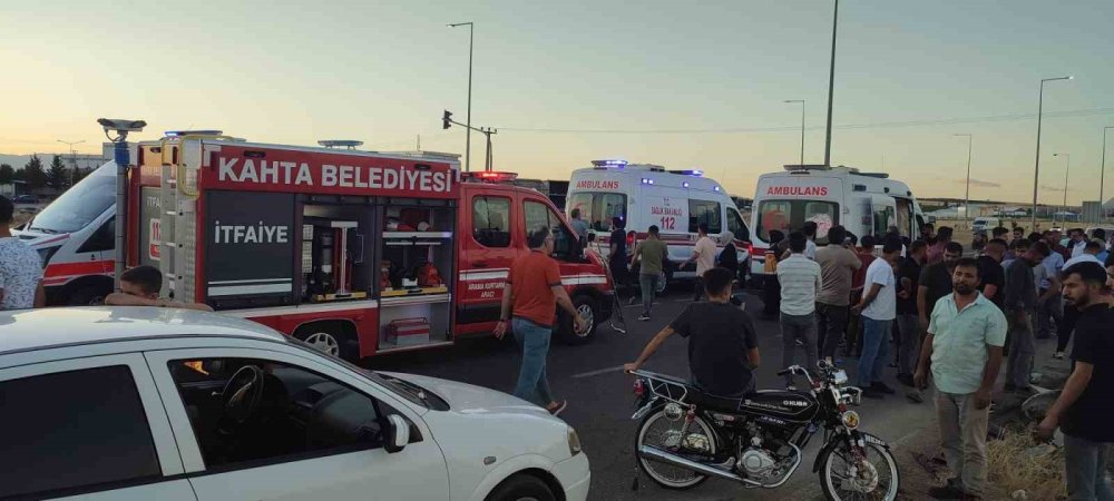 Orta refüje çarpan araç yola savruldu: 5 kişi yaralandı