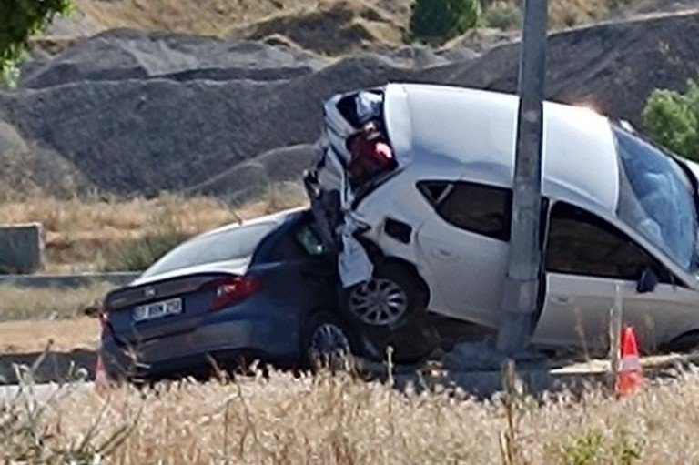 Van’da çarpışan araçlar üst üste bindi: 1 yaralı