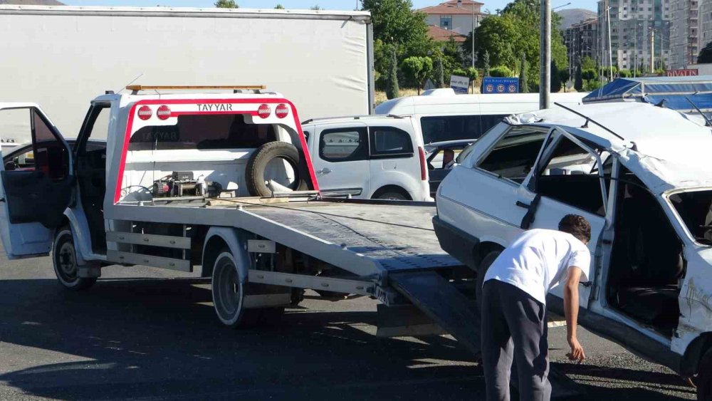 Malatya’da trafiği felç eden kaza: 3 kişi yaralandı